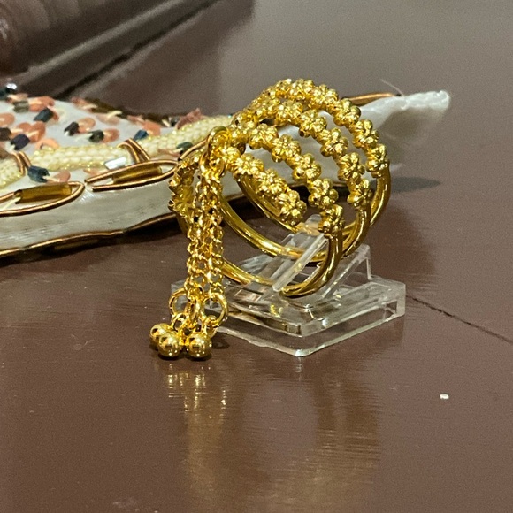 Elegant Gold Tassel Ring - Picture 4 of 7